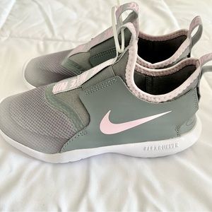 NIKE GIRLS LITTLE KID FLEX RUNNER SLIP ON SNEAKER 13.5